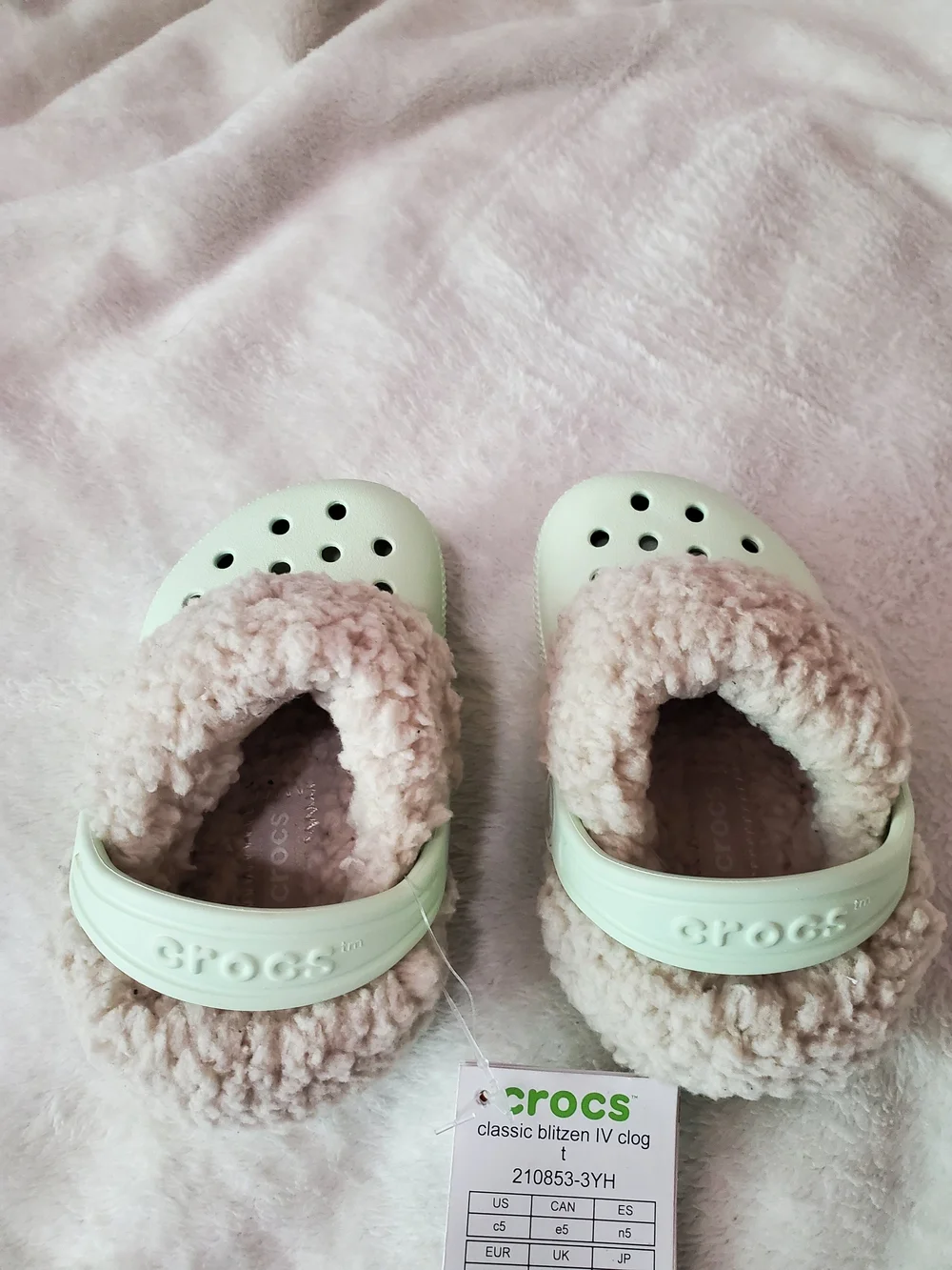 NWT Crocs Kids Classic Blitzen IV Clog Mint Green Sherpa Lined Size C5